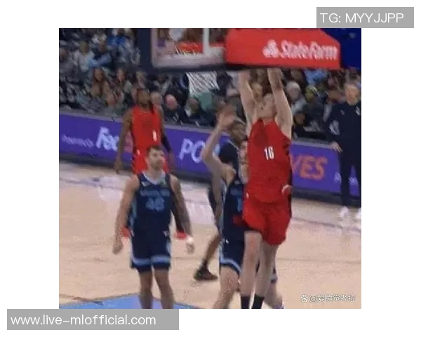 裁判赞赏杨瀚森表现出色赛后竖大拇指传递认可与鼓励