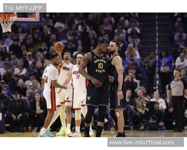 波杰姆斯基赛前与前队友维金斯重聚两人亲密拥抱温情互动 波杰姆斯基赛前与前队友维金斯重聚两人亲密拥抱温情互动