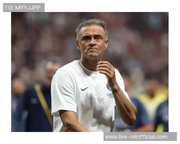 恩里克首次见证连续扑出四个点球巴黎喜获新奖杯庆祝时刻